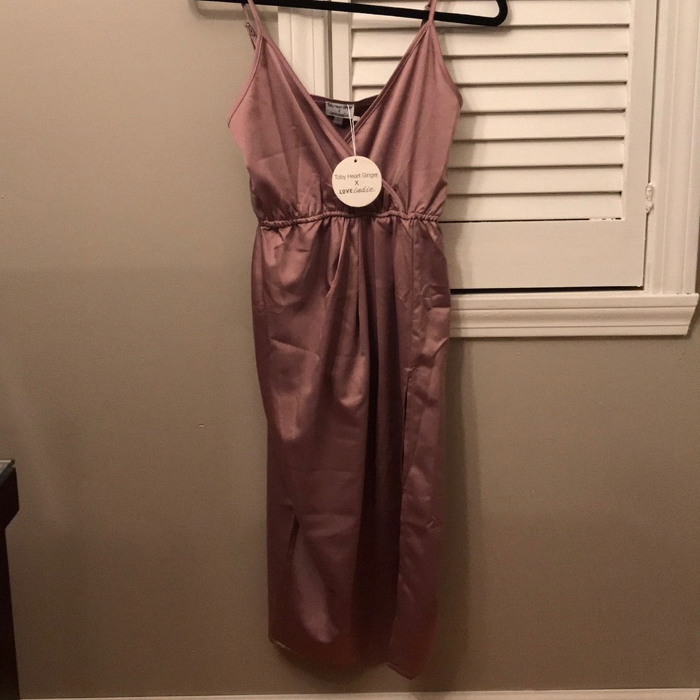 Mid-length dress with slit